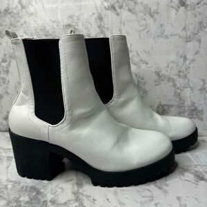 She & In White Lug Sole Boots Womens Size 8.5 Pull‎ On Y2K Streetwear Retro
